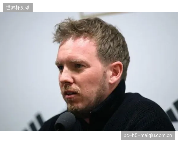 纳格尔斯曼对3-4-3体系的改造初见成效,劳姆等边翼卫的进攻参与度提升了球队的进攻宽度。 纳格尔斯曼对3-4-3体系的改造初见成效,劳姆等边翼卫的进攻参与度提升了球队的进攻宽度。